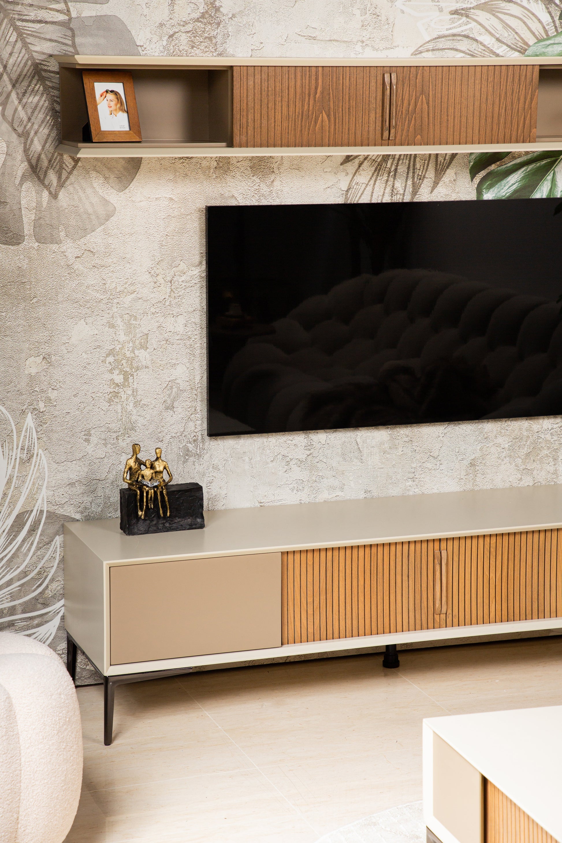 Upgrade Your Entertainment Center with TV Tables & Console Tables from like.furniture